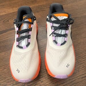 cloudmonster size 7. Tag says 8 but fits a size 7 
Bought from DH.